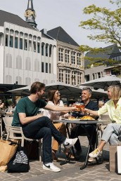 Mensen genieten op de grote markt in het centrum van Hasselt